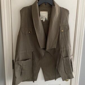 In Cream olive/Army vest​